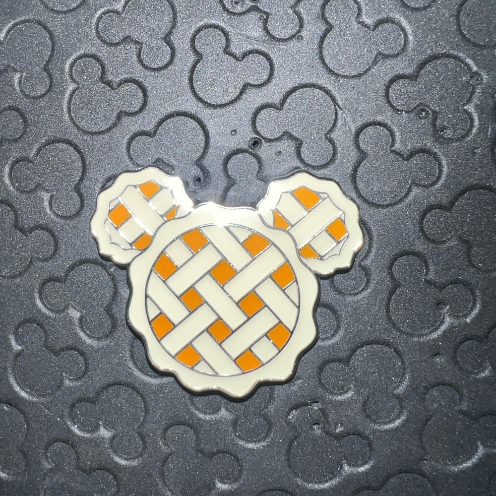Disney treats Mickey pie Enamel Pin